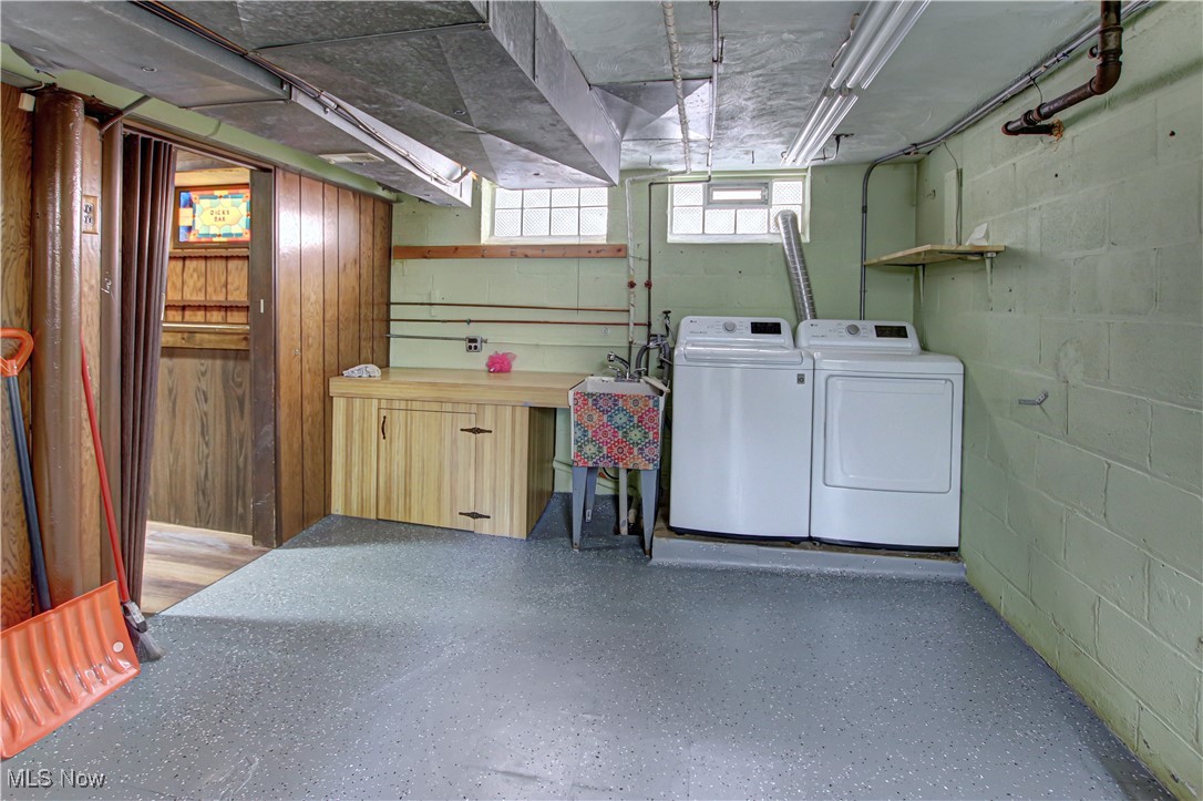 Parma, Ohio 44129, United States, 4 Bedrooms Bedrooms, ,2 BathroomsBathrooms,Residential,Pending,122306