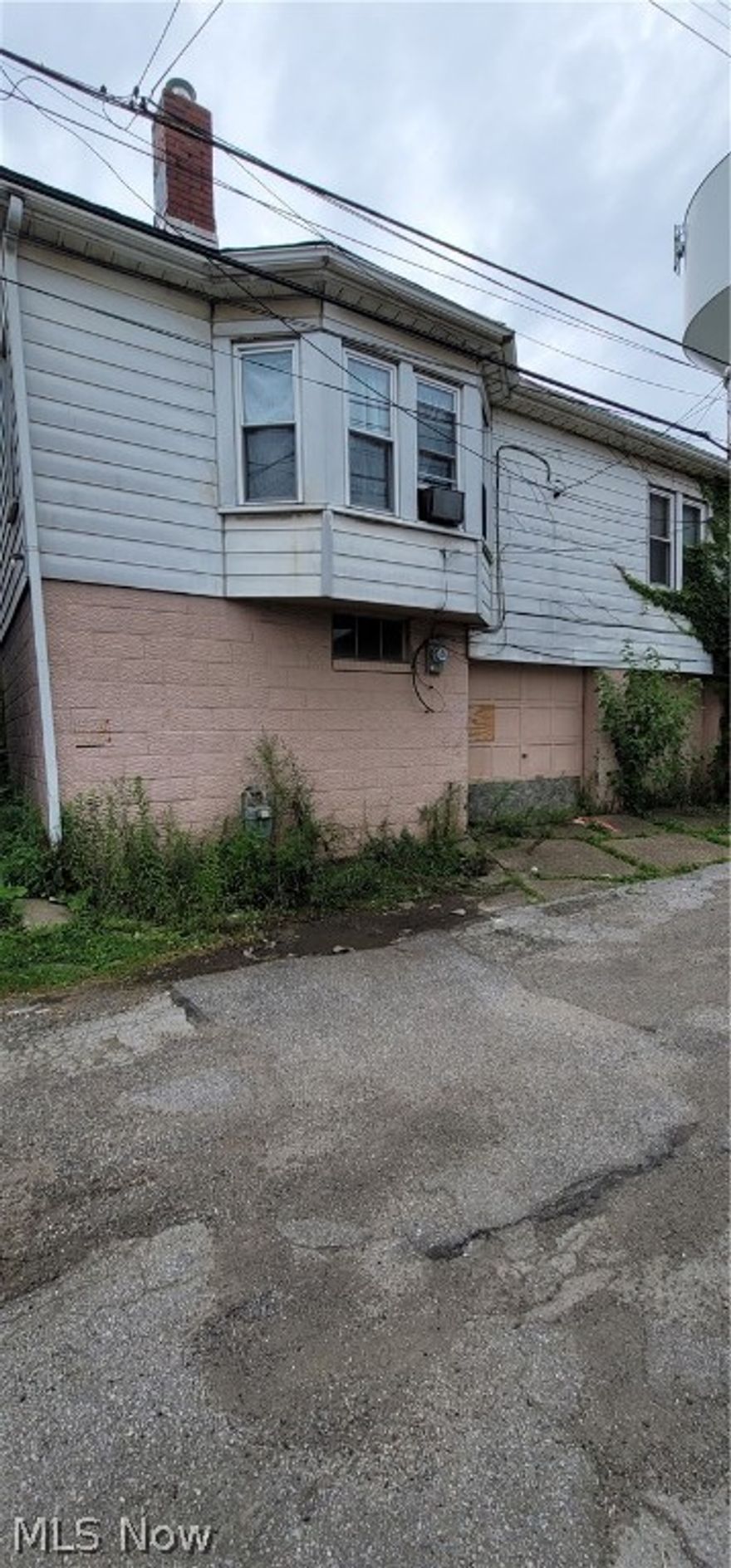 This two-bedroom home is very nice and has a nice layout. Kitchen with a separate dining area. All freshly painted. Laundry and one car garage downstairs. You can't go wrong for the price.