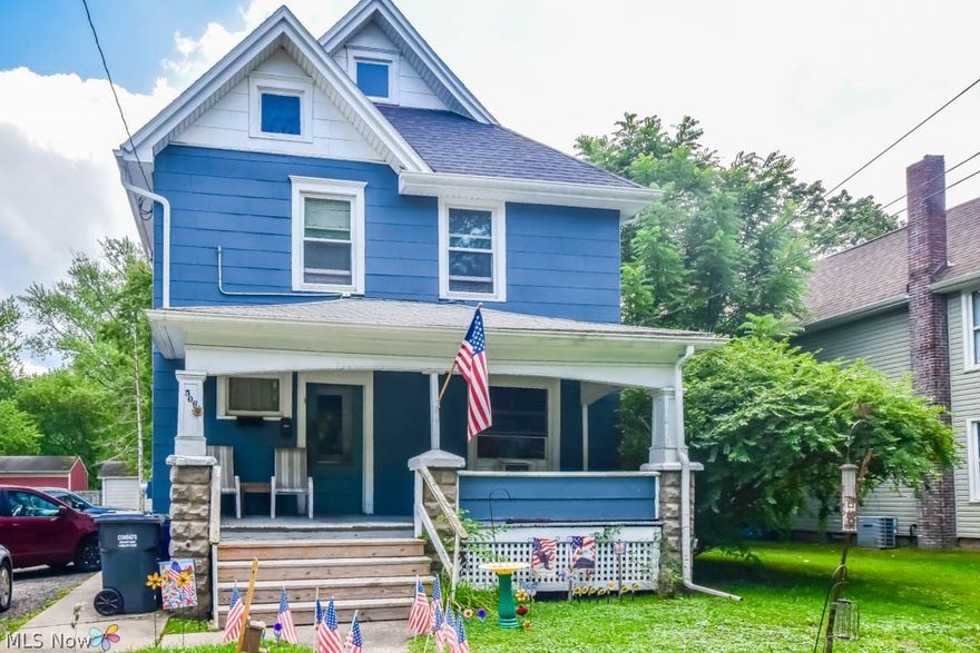 Investment opportunity!  This up and down duplex is fully occupied and generates $1425 in income per month. Both units offer 2 bedrooms and 1 bath with month to month tenants. To be sold as a package with 510 N Chestnut. Add these properties to your portfolio today!