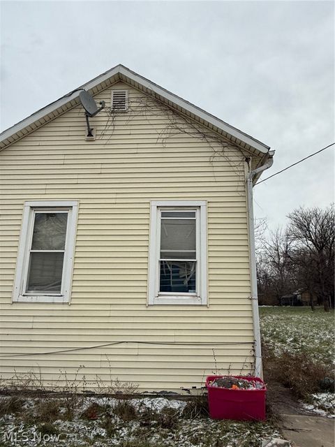 3325 E 49th Street Cleveland OH 44127