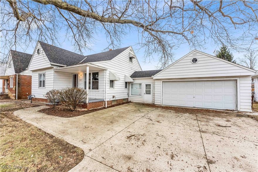 Beautiful Parma Heights property awaits! Warm and inviting, this spacious home is complete with modern finishes and an attractive color scheme. A large yard and driveway space make room for even larger families. Do not miss this wonderful home!
Easy to show! Request a showing today! Property information sheet available upon request.