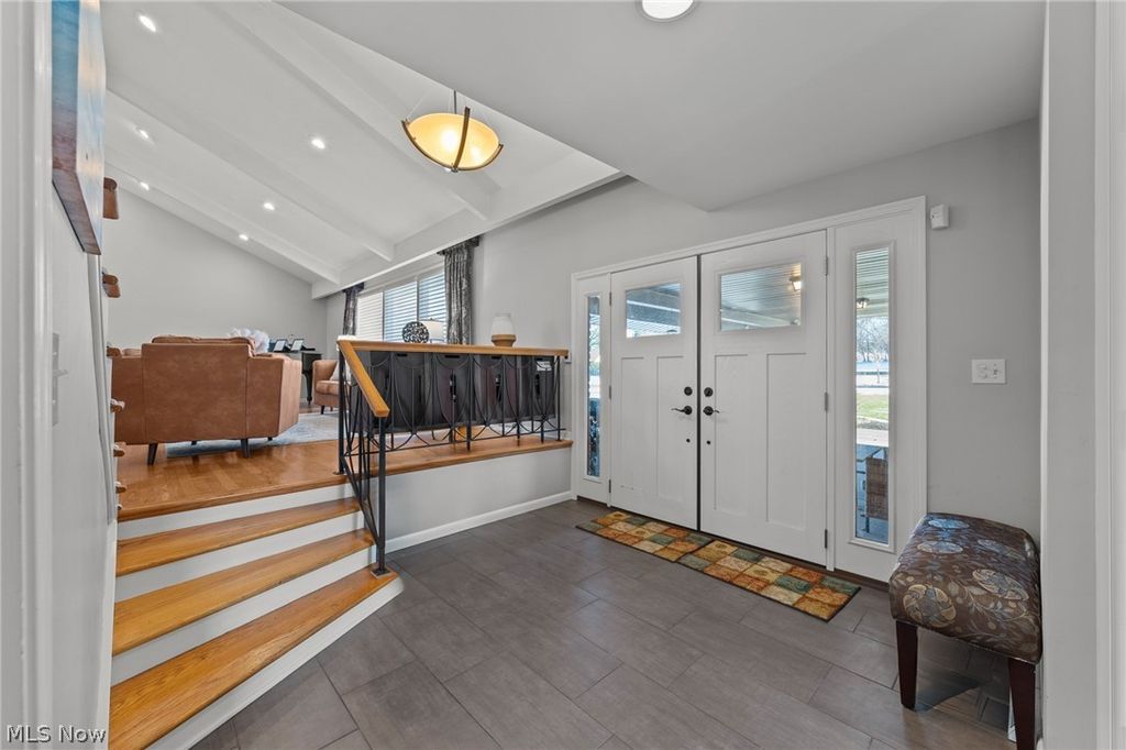 Photo of 25113 Bridgeton Drive, Beachwood, OH 44122 (MLS # 5181130)