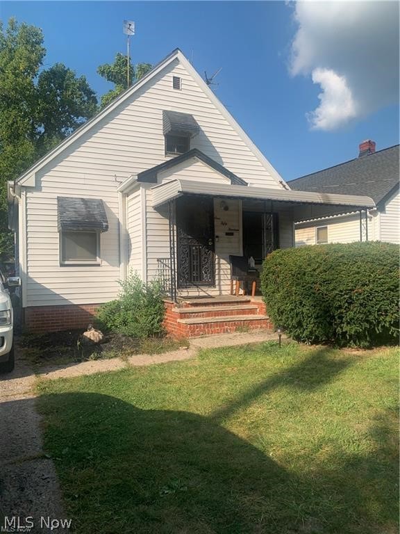 This charming single-family Cape Cod residence is nestled in the heart of Cleveland, offering 3 bedrooms and 2 bathrooms. Whether you're looking to expand your investment portfolio or searching for a starter home, this property is an ideal choice. Don't hesitate – seize this opportunity! Schedule your buyers for showing now! Being sold AS-IS.