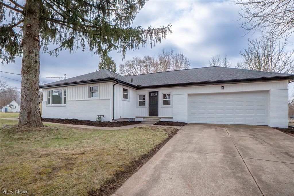 Photo of 398 Snyder Avenue, Barberton, OH 44203 (MLS # 5191532)