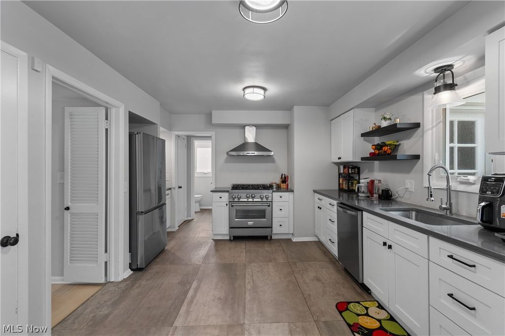 Photo of 23650 Shelburne Road, Shaker Heights, OH 44122 (MLS # 5187392)