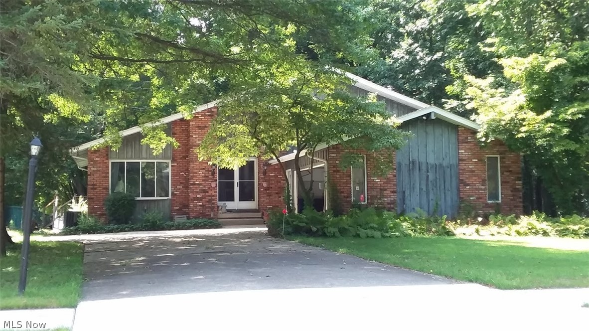 GREAT LOCATION WITH PRIVACY. NEXT TO WOODED AREA WITH PARK LIKE SETTING AND DEAD END DRIVE.
APPROX 1/2 ACRE LOT WITH ABOVE GROUND POOL. THIS LARGE 4-TIER SPLIT LEVEL OFFERS: 4-BEDROOMS,
2.5 BATHS, BASEMENT, LARGE FAMILY ROOM, ALL APPLIANCES AND EXTERIOR OFFERS 18X38 WOOD DECK AND
ABOVE GROUND SWIMMING POOL AND 2 CAR ATTACHED GARAGE. HOFF AND PUFF AND LIPSTICK.
TREMENDOUS FAMILY VALUE WITH NEW FURNACE and A/C UNIT . INCLUDES A ONE YEAR HOME WARRANTY.