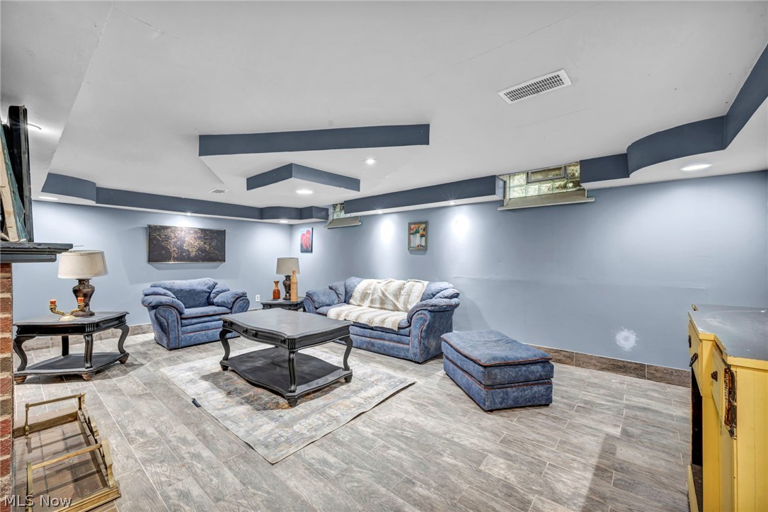 W H Lucas Cos Lakeview Road S - Residential