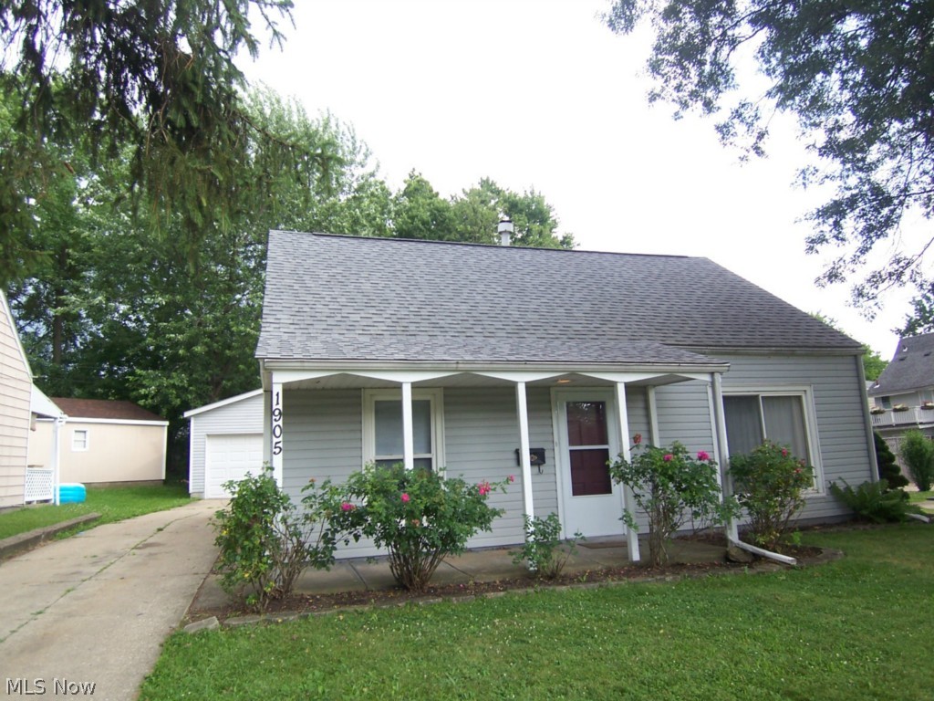 Welcome to the updated cape in the Falls, near downtown for all the enjoyment of Downtown Entertainment.
Newer Carpet, freshly painted, updated kitchen and much more.
Move in Ready, Enjoy the two car detached garage, patio and deep lawn yard.
Imm. Occp.