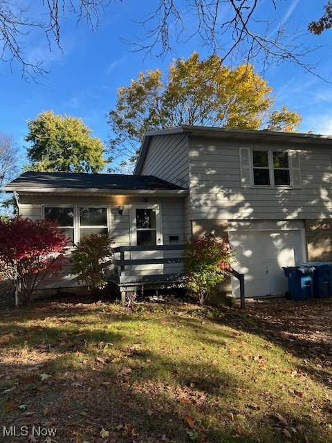 Duplex located in the City of Kent. Home has been remodeled newer flooring, stainless appliances and concrete counter tops. Ideally sized with two bedrooms and a full bath on second level. Main level offers a large living room and kitchen area with laminate flooring throughout. Down one level to garage, half bath and laundry area equipped with washer and dryer. The lowest level offers a large family/rec room for all of your needs. One year lease is available. Tenant pays ALL utilities. Renters must prequalify through Zillow Rental Application. Security deposit and first month's rent due at signing.