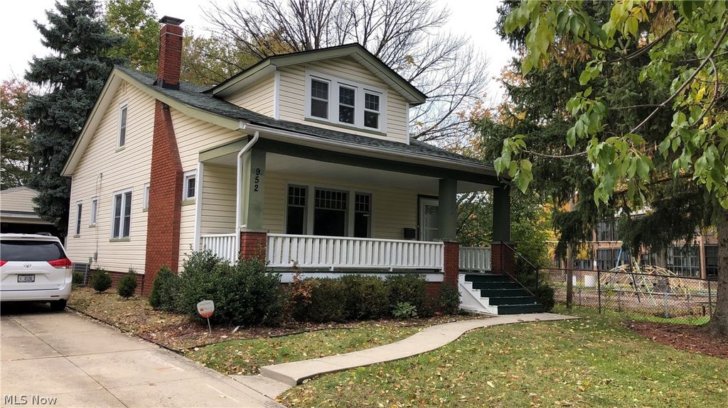 Photo of 952 Oxford Road, Cleveland Heights, OH 44121 (MLS # 5186899)