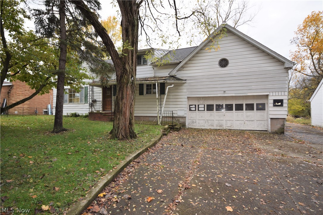 Welcome to 8425 York Rd. in North Royalton. Four bedrooms and 2.5 bathrooms on 2.29 acre. Great investment opportunity. Currently no electric or plumbing. Must be purchased in combination with 8414 York Rd., a 3-bedroom, 1 bathroom home on 1 acre. also being offered for $125,000 making this offered at a total of $250,000 for two properties totaling over 3 acres.