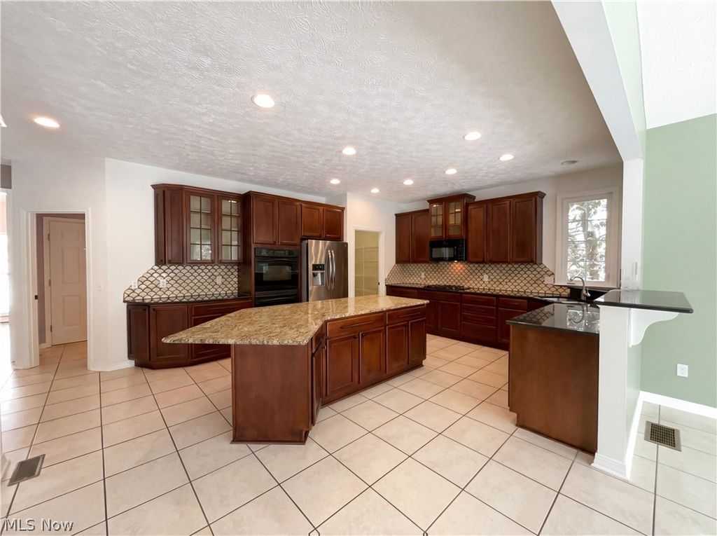 Photo of 5198 Fairington Avenue, Copley, OH 44321 (MLS # 5189224)