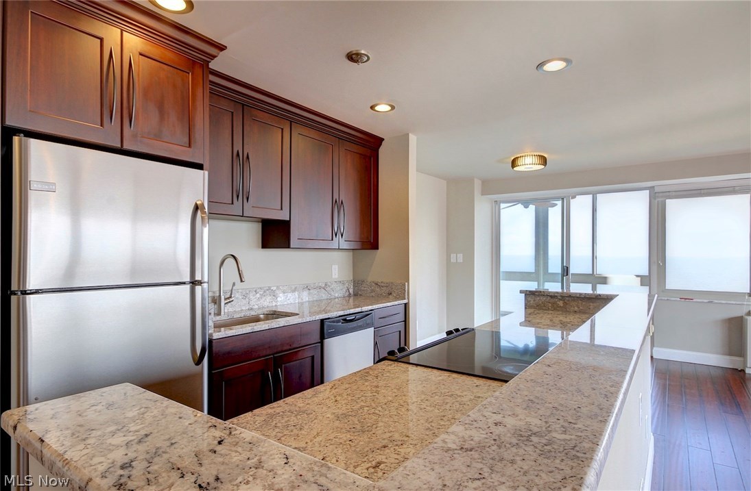 Marine Towers East - Residential