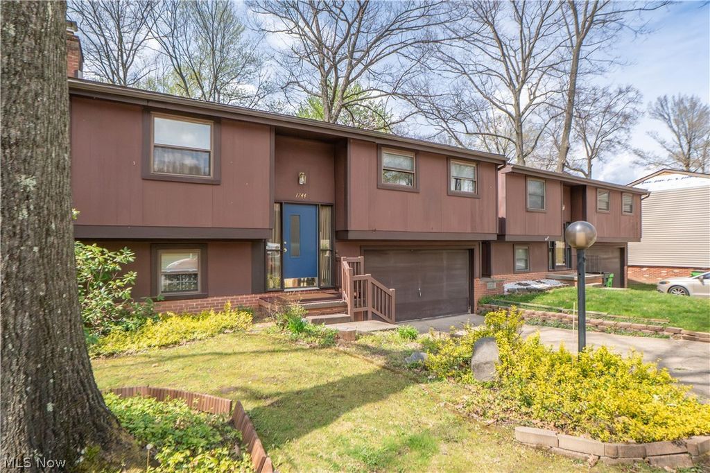 Photo of 1744 Oak Trail Street NE, Massillon, OH 44646 (MLS # 5200013)