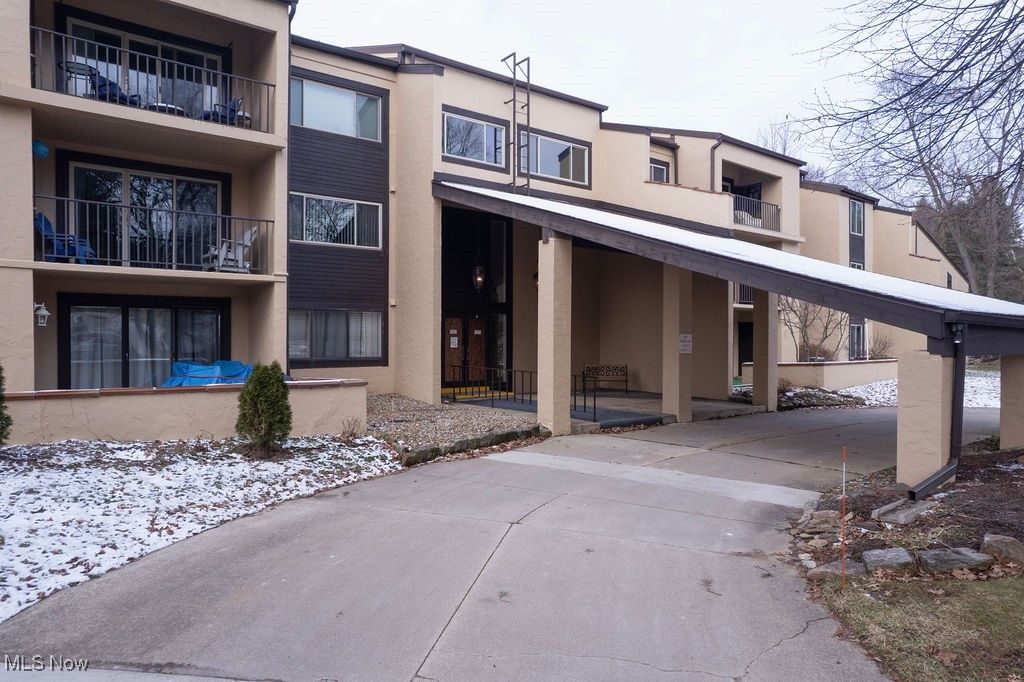 Photo of 171 Court Drive #301, Fairlawn, OH 44333 (MLS # 5181195)