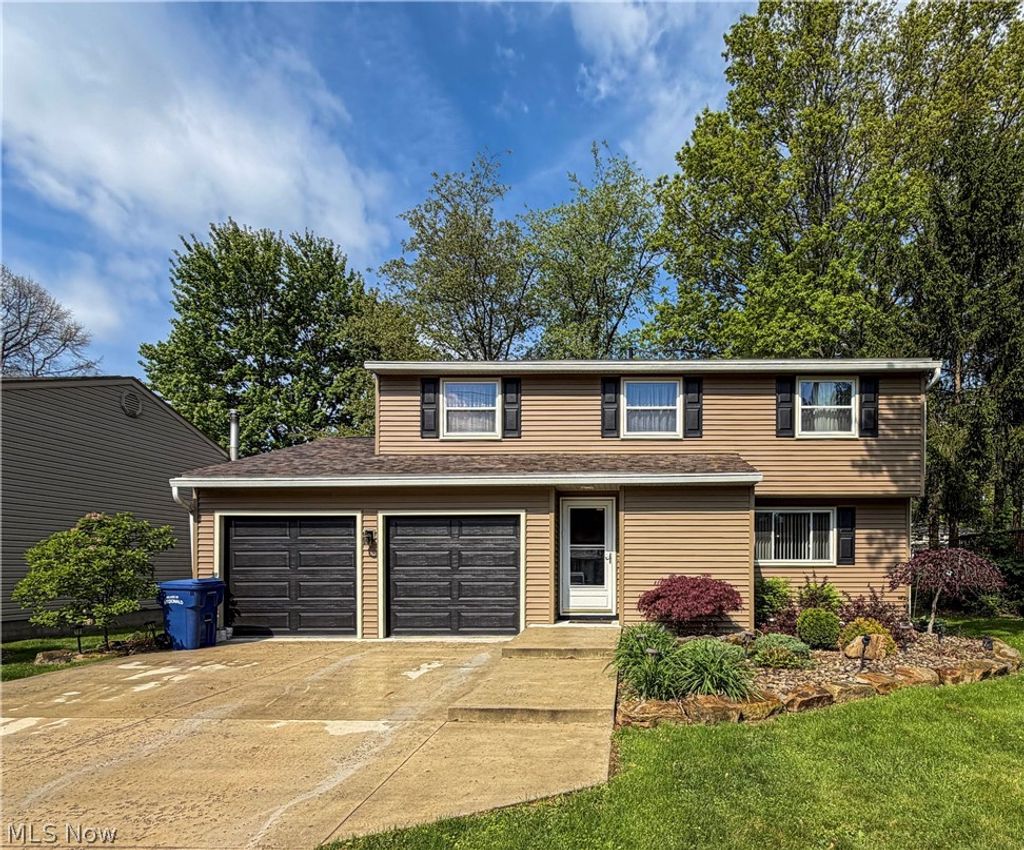 Photo of 724 Indiana Avenue, McDonald, OH 44437 (MLS # 5207966)