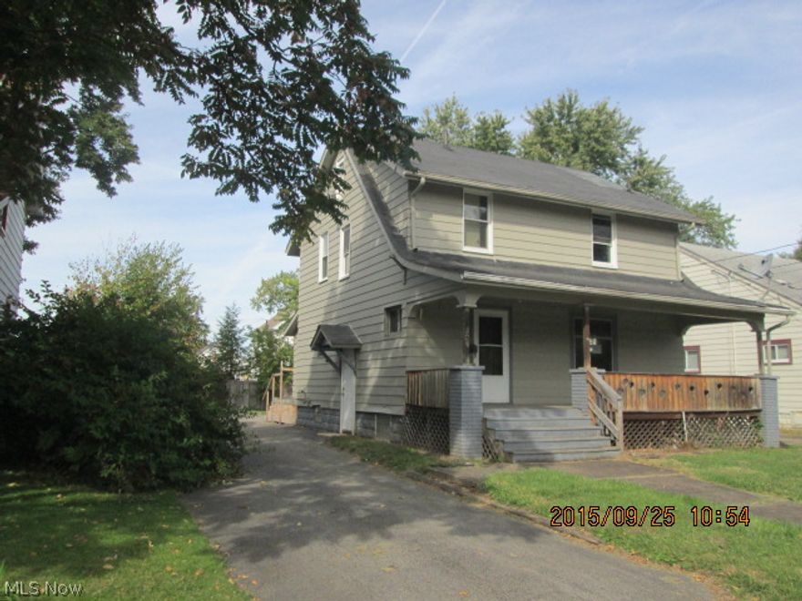 Spacious 3 bedroom 2.5 story home in convenient location.