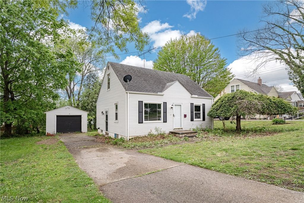 Photo of 106 E Dresden Avenue, Akron, OH 44301 (MLS # 5209147)