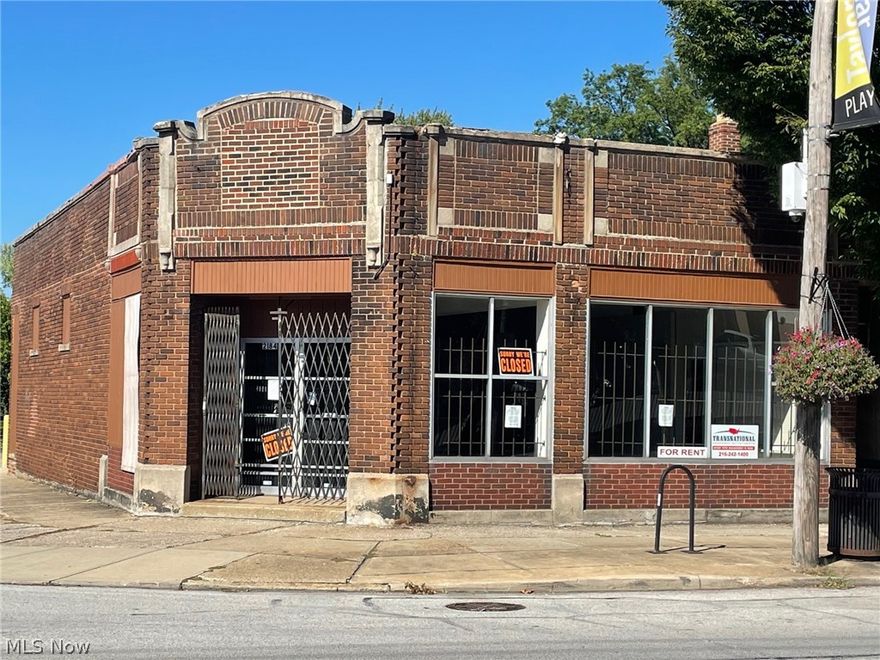 High traffic area store front on South Taylor Road in Cleveland Hts. Great space for a restaurant, gym, yoga studio... The unit has approximately 1700 SQF with a private front and back entrance. Included with the lease is a full spacious basement for storage. There is private outdoor parking that will be shared with the next door tenant. Definitely a must see! Bring your ideas and dreams to this great location!