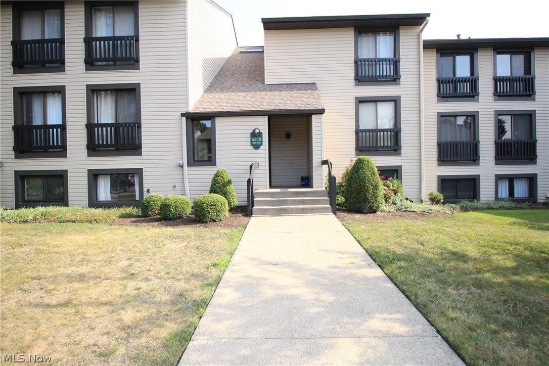 6270 Greenwood 302