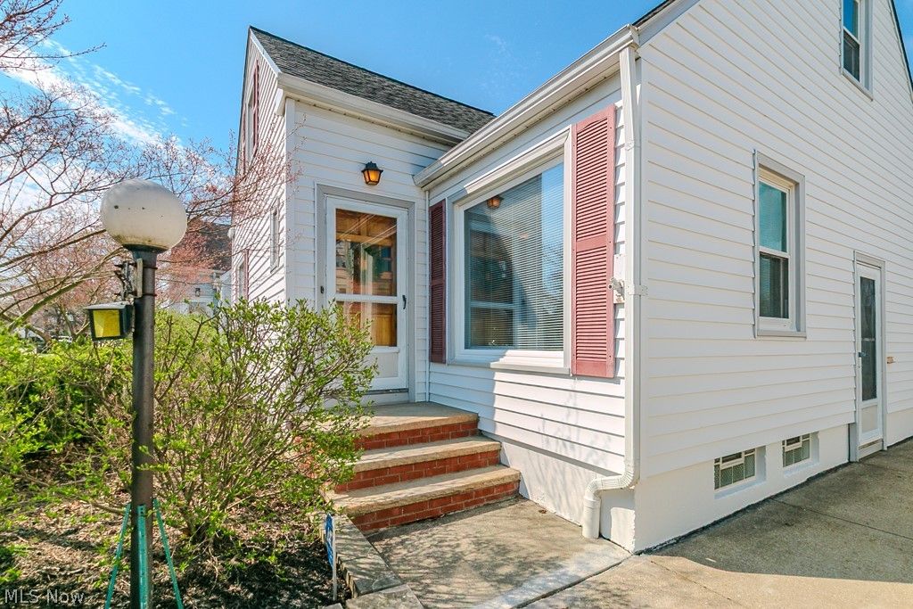 Photo of 428 E 274th St, Euclid, OH 44132 (MLS # 5200575)