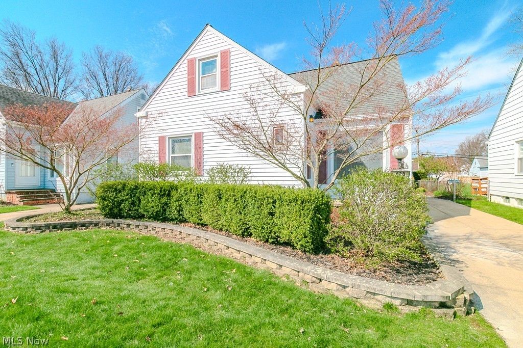 Photo of 428 E 274th St, Euclid, OH 44132 (MLS # 5200575)