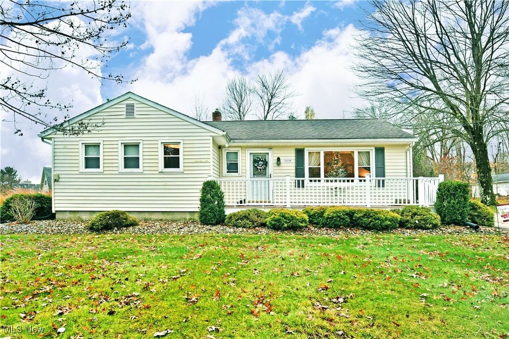 Photo of 3224 Reeves Road NE, Warren, OH 44483 (MLS # 5174526)