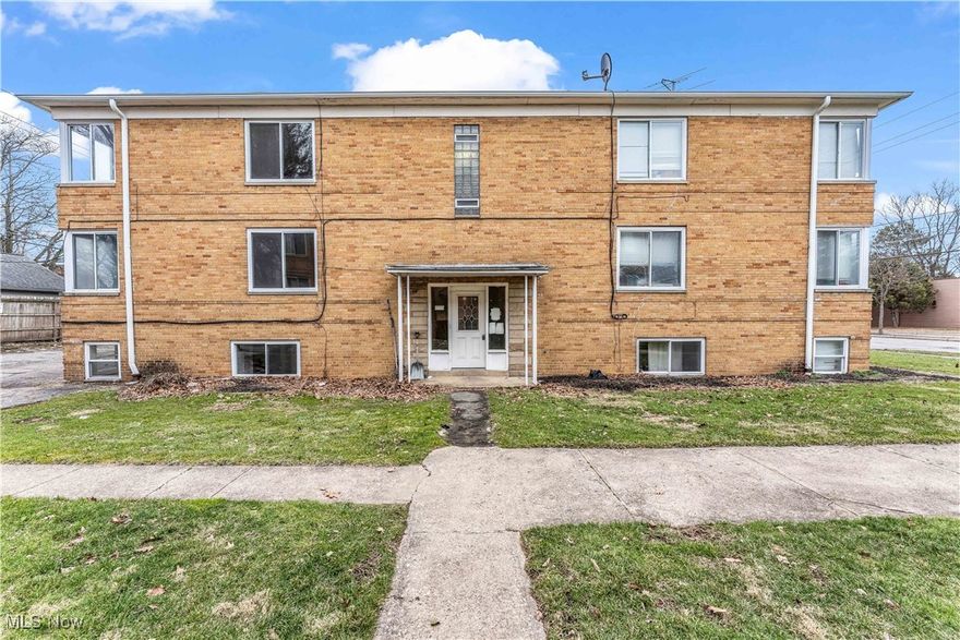 18963 Hilliard Blvd | Apt 6, Rocky River- Spacious 2-bed 1-bath apartment! //

$ 998 rent / $ 998 deposit //
$55 application fee per adult //

1-2 pets OK in this unit. After application pre-approval, a PetScreening is required for any animals to proceed with one of our properties; a PetScreening affidavit is still required if you have no pets. (Some breed restrictions apply per HUD guidelines). //
NO SMOKING //
1 time $169 non-refundable set up fee paid at lease signing //

$35/month required resident benefit package; can include personal property/liability insurance for an additional $10/month for $45/month total. //

After application Pre-Approval 1 applicant per household application is required to fill out a PetScreening application, before being about to proceed with placing a Reservation Fee for one of our properties.  You will receive a pre-approval for your application and in order to proceed, the PetScreening is required. Even if you have NO pets - this application must be filled out. One time, non-refundable pet fee of $250-600 per animal applies to all pets & must be paid before or when you pay your first month rent. (No fee for qualified assistance animals). //

Our application is processed through secure site: Findigs, and they require ID and income verification. Without this, your application will not be processed. They offer 24/7 chat support on their application directly if you have any questions. //

BEDROOMS: 2 //
BATHROOMS: 1 //
APPLIANCES PROVIDED: Fridge //
UTILITIES / RESIDENT RESPONSIBILITY: Resident pays gas and electric and is responsible for snow removal. //

Serious inquiries only.