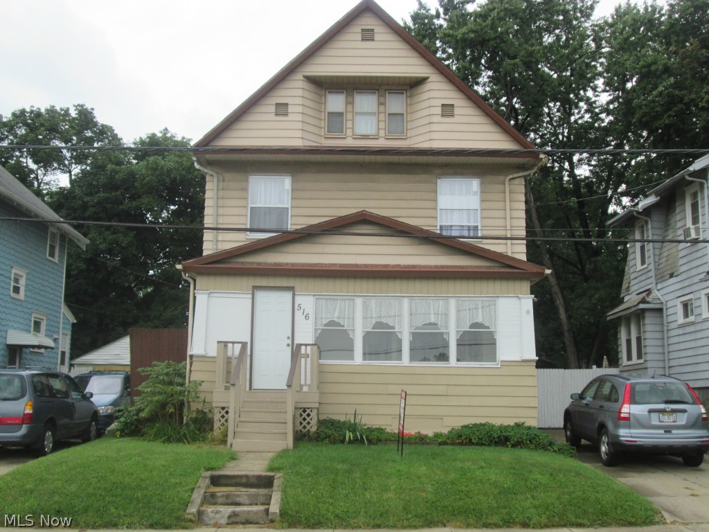 Nice colonial located near Hoban high school and Akron University. This home is in good condition and can be a great rental property, or for a first time homebuyer.