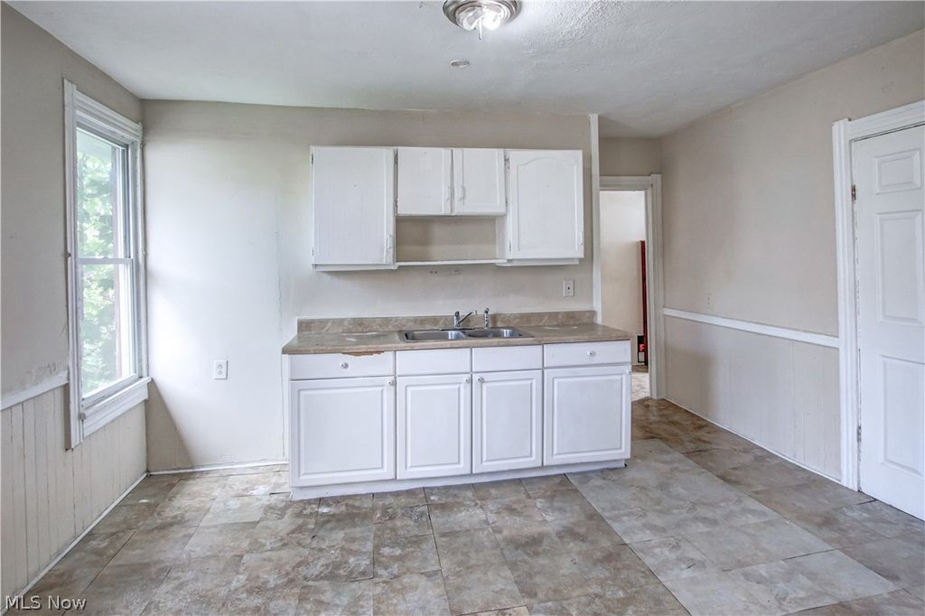 Photo of 3048 Seymour Avenue, Cleveland, OH 44113 (MLS # 5211063)