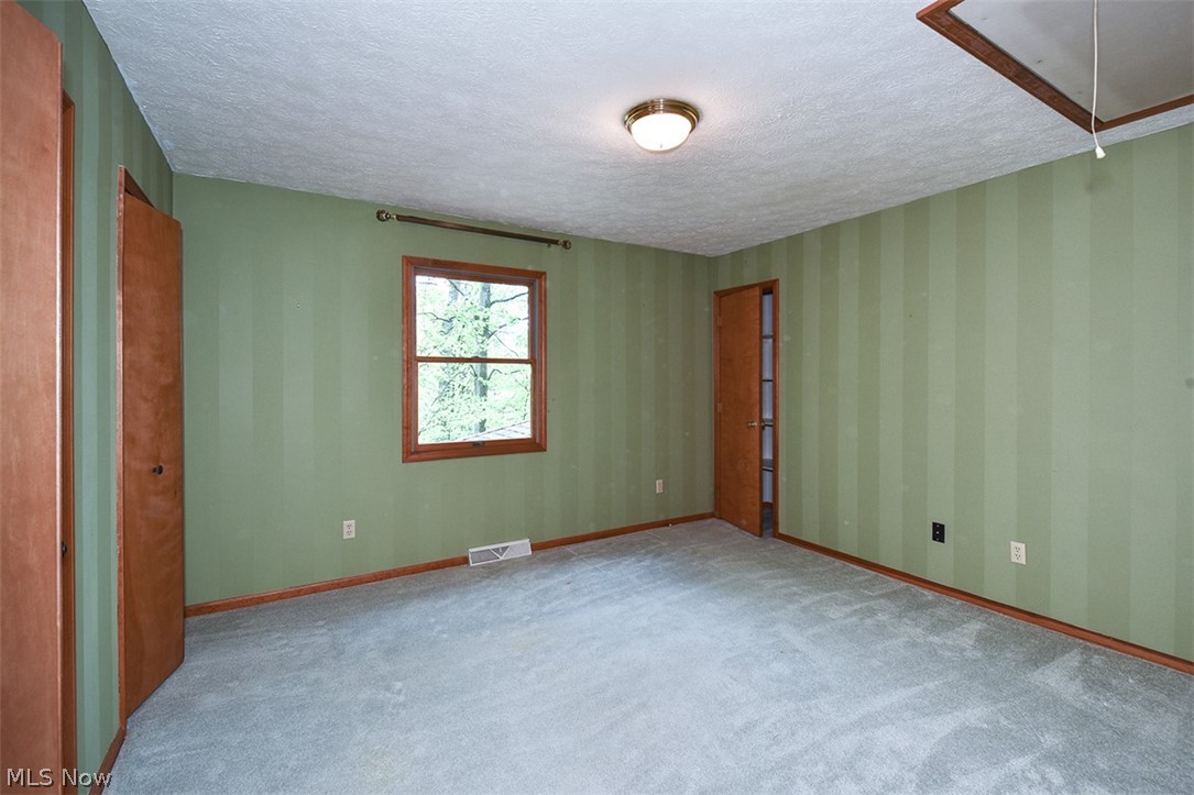 Throw 02/Stones - Residential