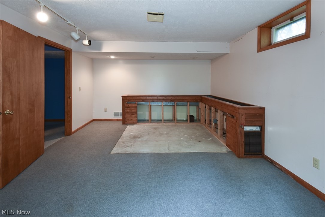 Throw 02/Stones - Residential