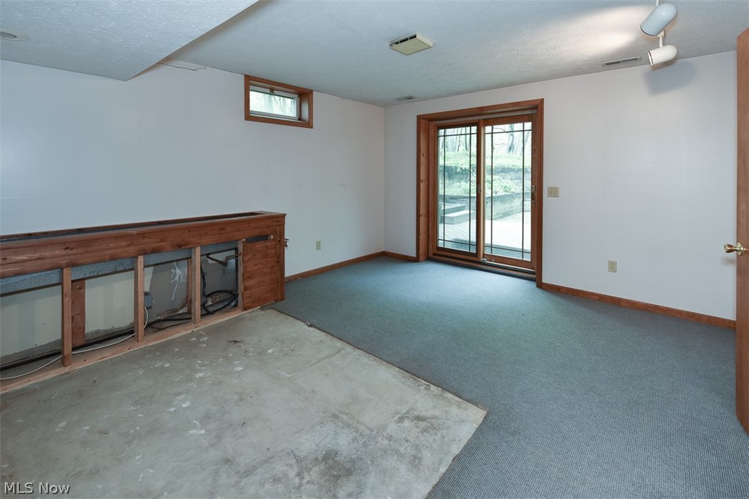 Throw 02/Stones - Residential