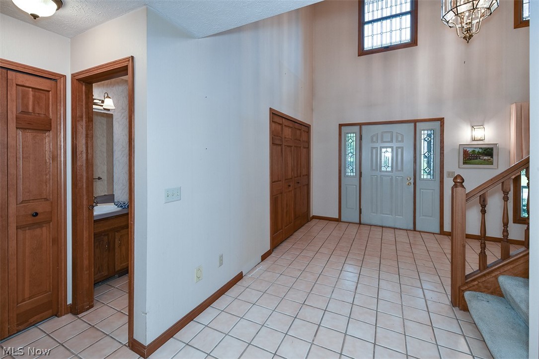 Throw 02/Stones - Residential