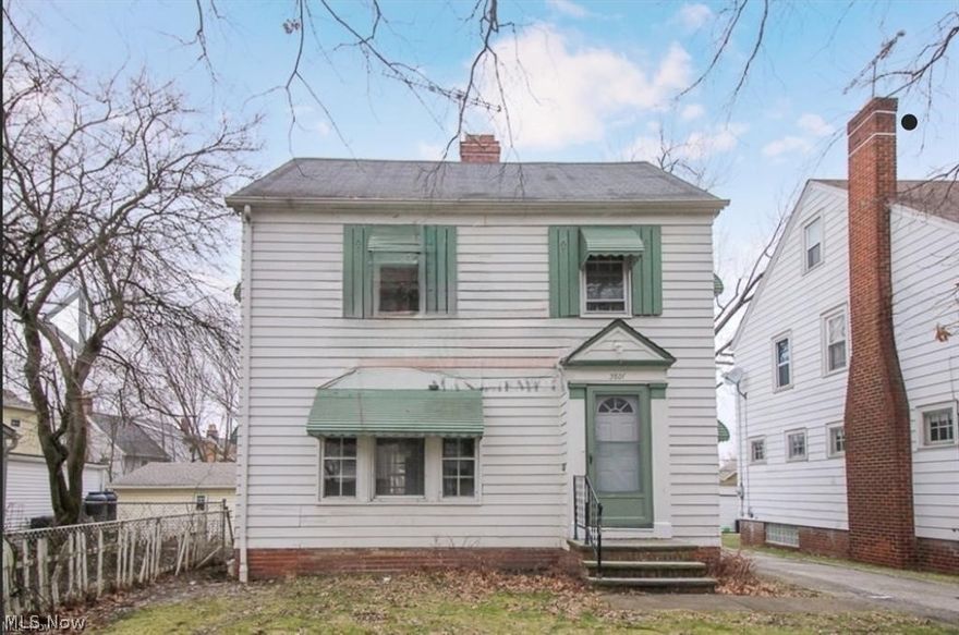 Take a look at this amazing home in the heart of Cleveland Heights! This spacious home boasts 4 bedrooms and 1 bathroom, providing ample space for comfortable living. The built-in shelving adds a touch of elegance and functionality, allowing you to showcase your favorite books or decorative items. With a detached 2 car garage, parking will never be a hassle. Enjoy the beautiful Ohio weather on the rear sun porch, perfect for relaxing or entertaining guests. Hurry to see this fantastic property before it's too late!