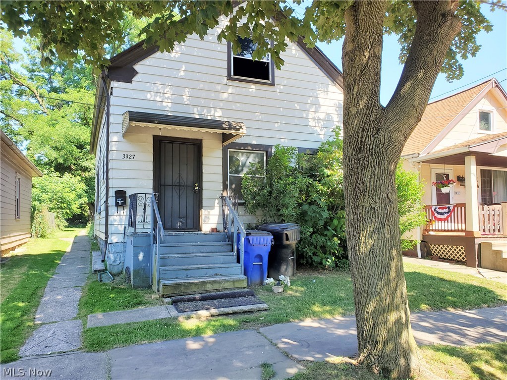 Calling all Investors! You'll want to add this 2-Unit property, In the heart of Slavic Village to your portfolio. 1 Unit Rented / 1 vacant. Vacant unit requires rehab. Seller is motivated but Reasonable offers only. Serious Cash Buyers Only.