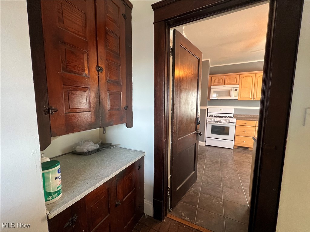 Lakewood, Ohio 44107, United States, 2 Bedrooms Bedrooms, ,1 BathroomBathrooms,Residential,Pending,89944