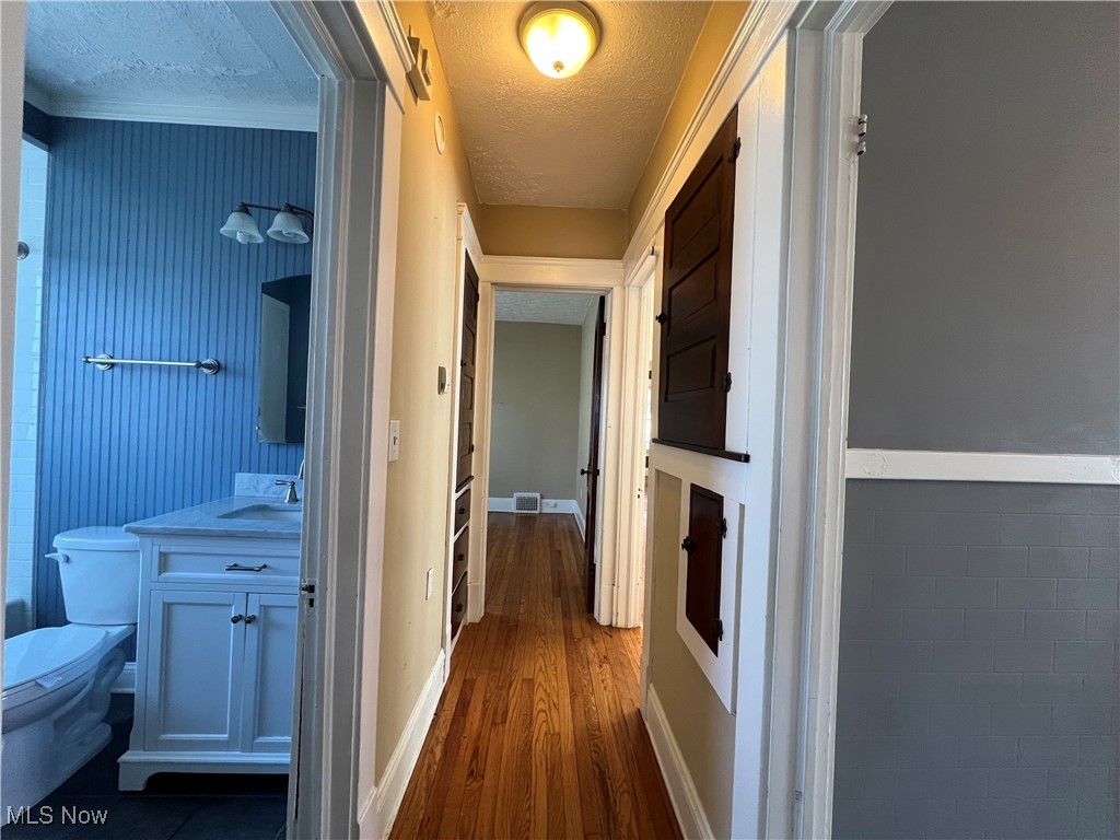 Lakewood, Ohio 44107, United States, 2 Bedrooms Bedrooms, ,1 BathroomBathrooms,Residential,Pending,89944