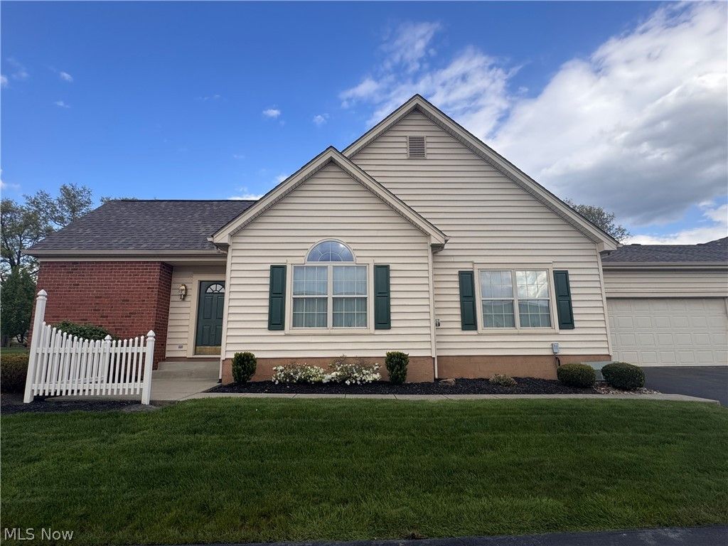 Photo of 216 Village Court, Columbiana, OH 44408 (MLS # 5207195)