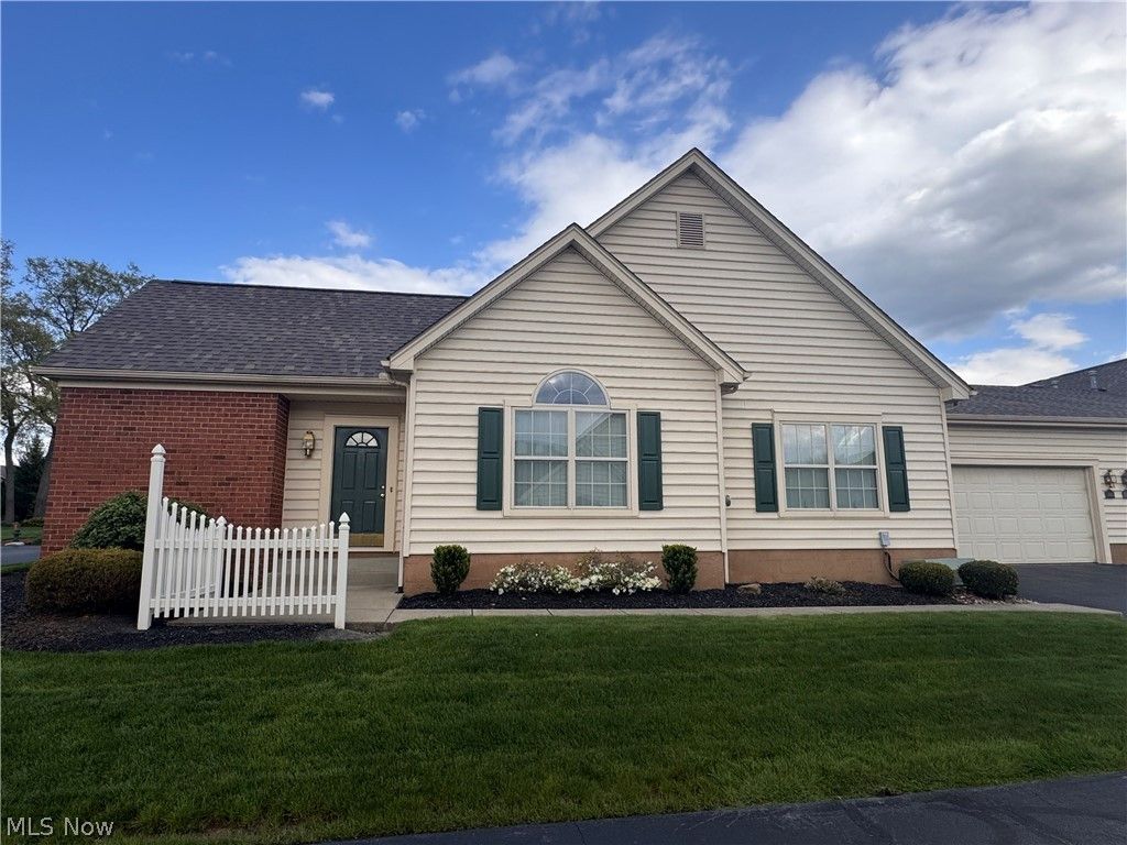 Photo of 216 Village Court, Columbiana, OH 44408 (MLS # 5207195)