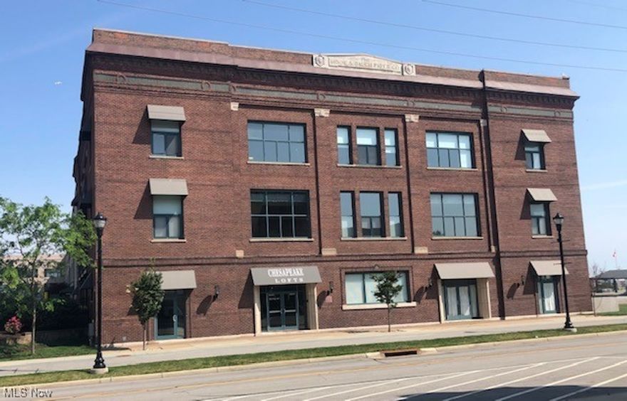 Beautiful modern furnished condo in downtown Sandusky, right on the water. This luxury unit has all the upgrades, custom cabinets, granite countertops, bamboo flooring, ceramic title, stainless steel appliances, central heat and air. Unit comes fully furnished. 1 car garage included. Association offers a beautiful outdoor pool and workout room. Views of Lake Erie, Sandusky Bay, Marina and Cedar Point. Walking distance to Marina, Island ferries, and the heart of downtown Sandusky's entertainment district,. Enjoy gourmet
dining, theatre events and concerts.