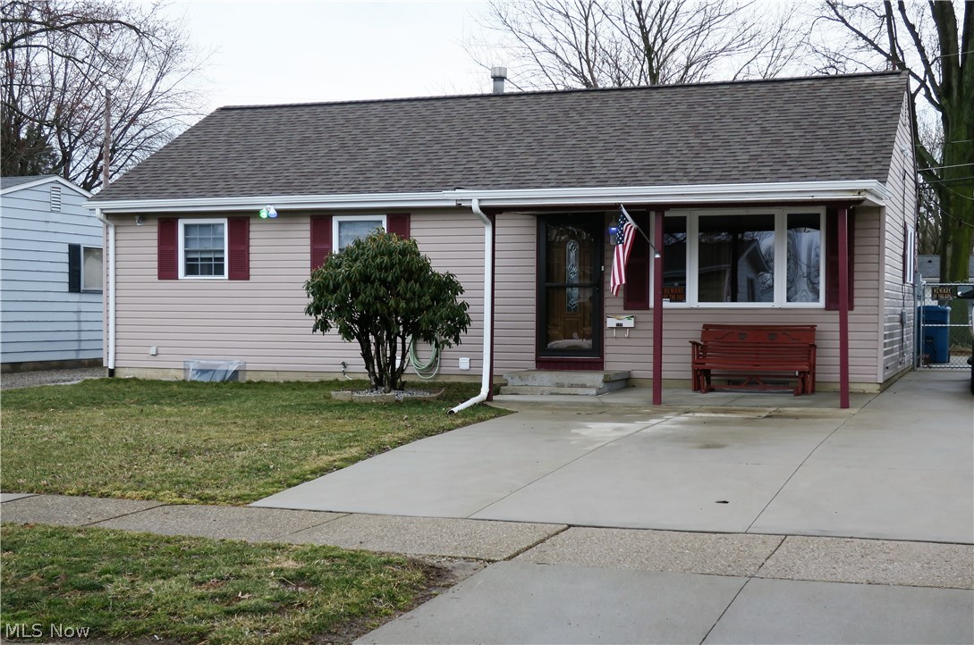 Welcome to this VERY well kept ranch-style home with an open floor plan and where updates abound! Bamboo flooring in the kitchen and dining room brings a unique charm to this area of the home that is perfect for entertaining! Need more space for your friends and family?...step through the sliding doors onto a large, beautiful 20x14 deck and fenced in yard! Still need more?... Enjoy a 2nd kitchen and recreation room, along with a large full bath in a newly remodeled lower level! This home will not last. Schedule your showing TODAY!!!
Roof, Less than 10 years old / Furnace 2018 / Hot Water Tank 2013 / A/C 2000
Monthly Utilities (ANNUAL AVG): GAS $60-$65, ELECTRIC $80, WATER $40, SEWER $76-(QUARTERLY)