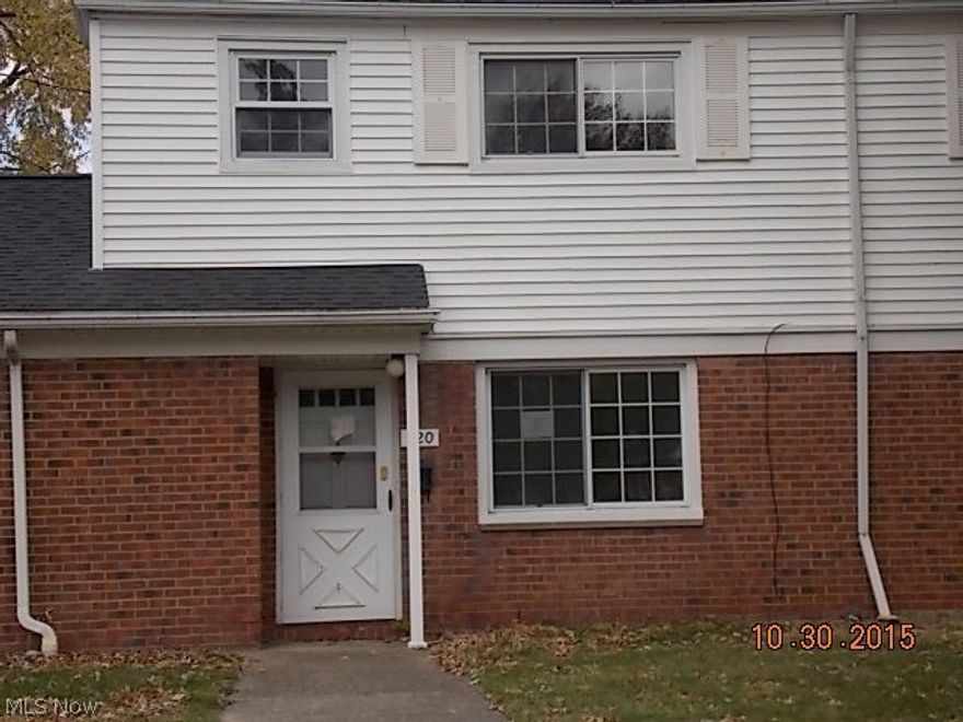 This unit has a lot of opportunities in the Benton Woods complex.  Close to the lake and close to shopping, location can't be beat.  This unit is one of the larger, two story style.  First Look Initiative in effect for first 20 days until 12/14/15.  Only owner occupant offers will be considered during that time.