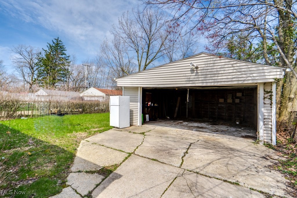 17113 Holly Hill Drive, Cleveland, Ohio image 5