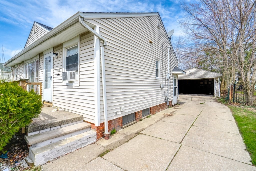 17113 Holly Hill Drive, Cleveland, Ohio image 4
