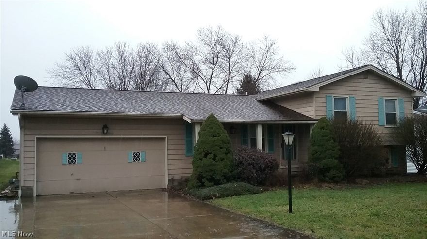 ONLINE AUCTION: Ending Date Tuesday January 31st, 2016, @ 6:00 PM. Split level home with the main floor offering a living room and large eat-in kitchen with a sliding door to the private deck and backyard. The upper level has master bedroom with a half bath, 2 additional bedrooms and a full bath. The lower level has a family room with a wood burning fireplace, a 4th bedroom and a full bath. The basement has a rec room and a laundry/utility area. There is an attached 2 car garage, replacement windows, and newer roof. This house has a lot of usable living space.  TERMS: 10% non-refundable deposit due within 24 hours via wire transfer to Heritage Union Title Co., Ltd. . Buyers will be contacted immediately upon completion of the auction to coordinate contract signing. Sale subject to bankruptcy trustee confirmation. Balance at closing within 30 days of confirmation. Property sold "AS IS". All inspections must be done prior to auction completion. Brokers recognized with 48 hour pre-registr