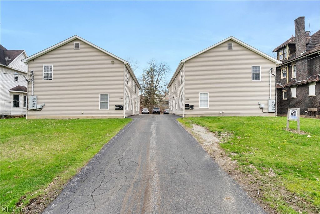 Photo of 836 Michigan Avenue, Youngstown, OH 44504 (MLS # 5198731)