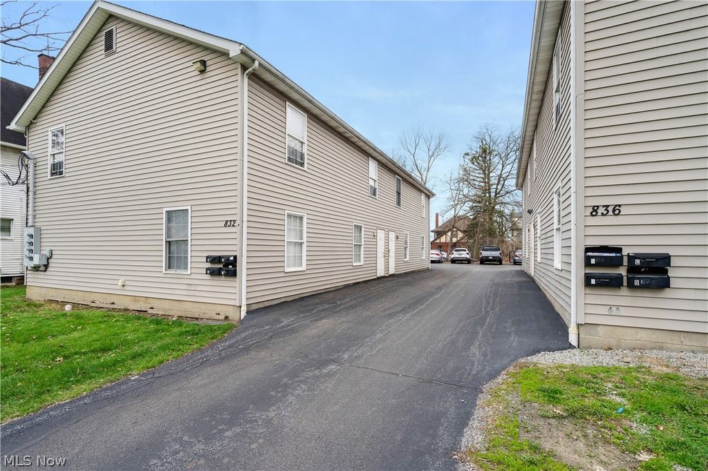 Photo of 836 Michigan Avenue, Youngstown, OH 44504 (MLS # 5198731)