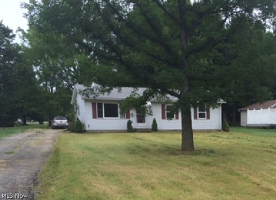 3 Bedroom, 1 Full Bath Ranch located on a half acre lot. Large kitchen with slider that leads to back deck. Close to schools, shopping, restaurant's and freeway.