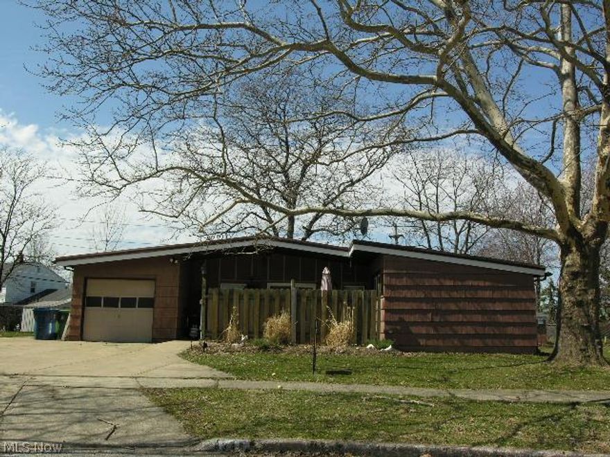 California Contemporary Ranch on a cul-de-sac! Many updates in & out! Vaulted ceilings have a dramatic effect to open floor plan! Family rm view to back yard. Separate laundry rm! Extra bonus storage rm! Attached garage! Gorgeous landscaped back yard w/patio & pond! Must see! Handicap accessible! Spacious large rooms!